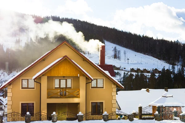 喫煙煙突と大きな黄色い家 — ストック写真
