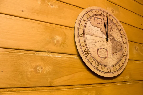 Duże żółte zegar na ścianie — Zdjęcie stockowe