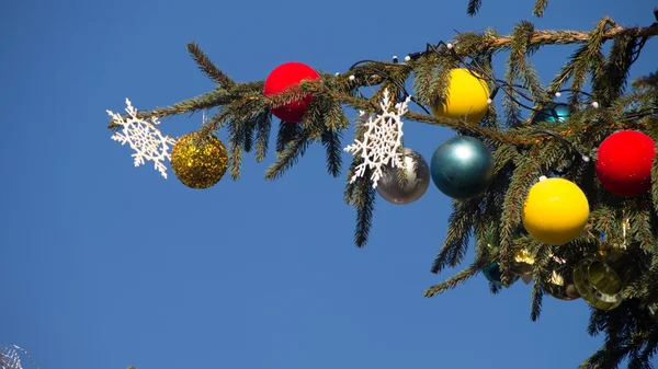 Weihnachtsbaum auf blauem Himmel Hintergrund — Stockfoto