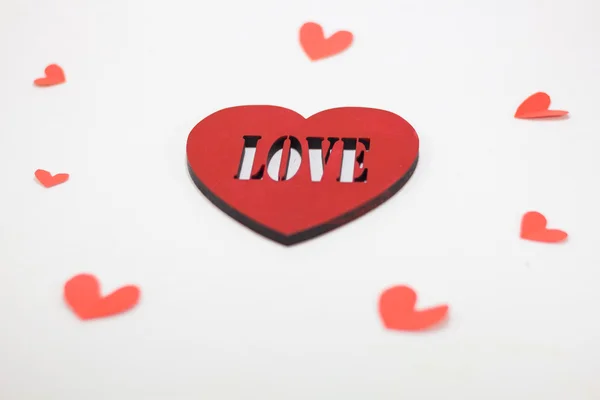 Großes rotes Herz mit der Aufschrift Liebe — Stockfoto