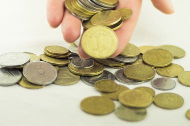 Çok paralar farklı değerler ve insan eli