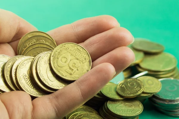 Çok sayıda insan eli ile sikkeler farklı değerler