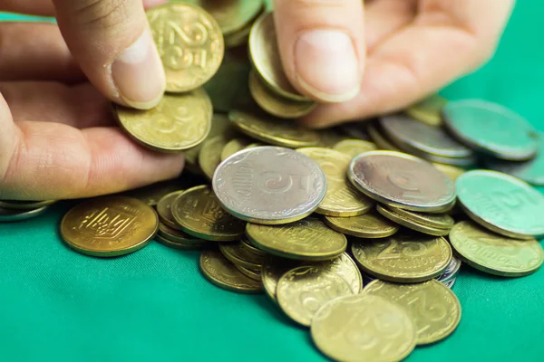 Çok sayıda insan eli ile sikkeler farklı değerler
