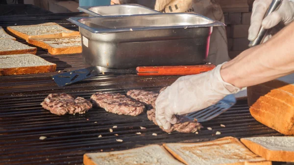 Viande juteuse et savoureuse frite sur un gril — Photo