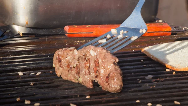 Carne jugosa y sabrosa frita en una parrilla — Foto de Stock