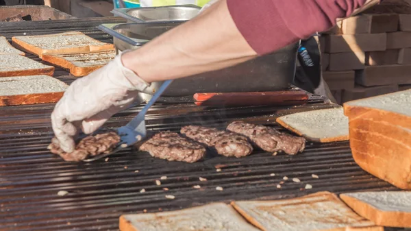 Carne jugosa y sabrosa frita en una parrilla — Foto de Stock