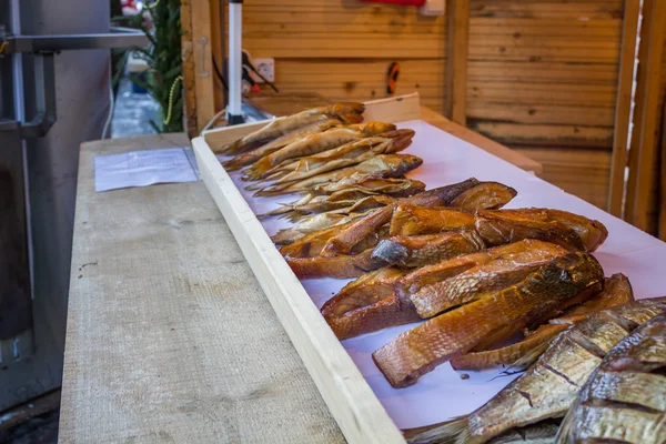 Копчена смачна риба на стільниці — стокове фото