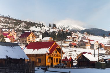 Dağlarda evlerin çok