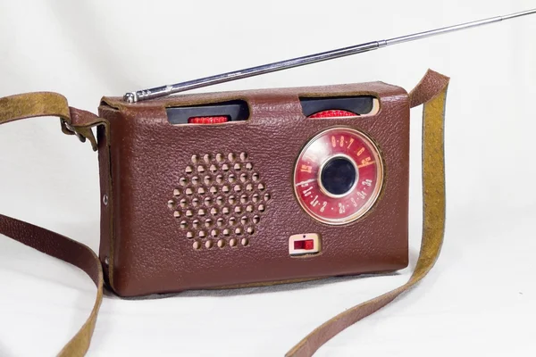 Beyaz arkaplanda retro radyo — Stok fotoğraf