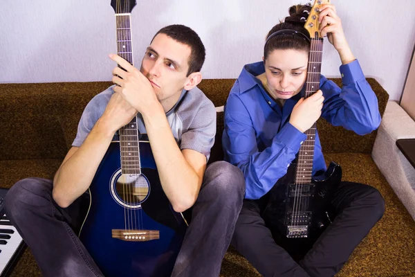 Счастливая пара играет на гитаре — стоковое фото