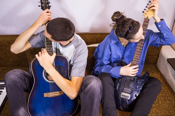 Счастливая пара играет на гитаре — стоковое фото