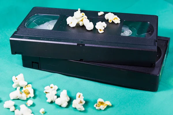 Eski video kasetleri ve patlamış mısır