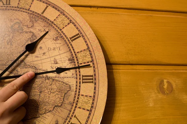 Duvardaki büyük sarı saat