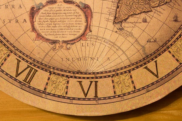 Duvardaki büyük sarı saat