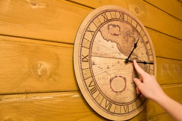 Große gelbe Uhr an der Wand — Stockfoto