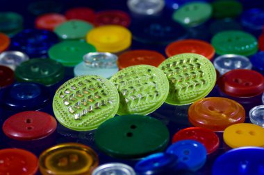 Çok çok renkli düğmeler