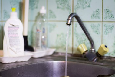 Yemekler ve vinç için dağıtıcı