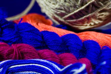 Çok renkli iplik ve gri top