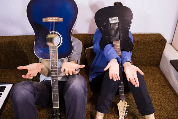 Glückliches Paar spielt Gitarre — Stockfoto