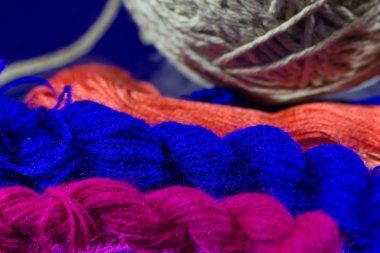 Çok renkli iplik ve gri top