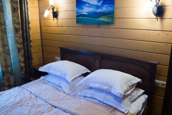 Двуспальная кровать в деревянном доме — стоковое фото