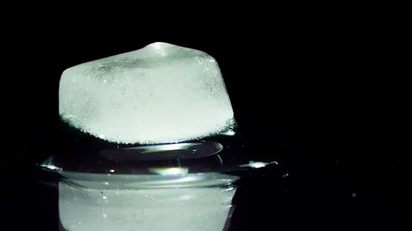 Morceau de dégel de glace fondue — Photo