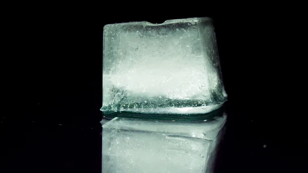 Stück geschmolzenes Eis taut auf — Stockfoto
