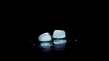 Eriyen buz parçaları