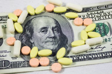 Yüz dolar ve hapları