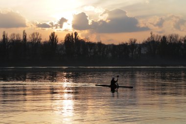 Nehri üzerinde çok güzel gün batımı