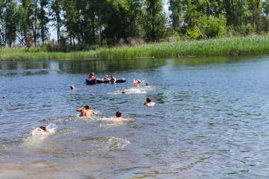 Nehirde yüzme Erkekler