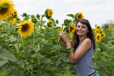 Ayçiçeği içinde gülümseyen güzel kız