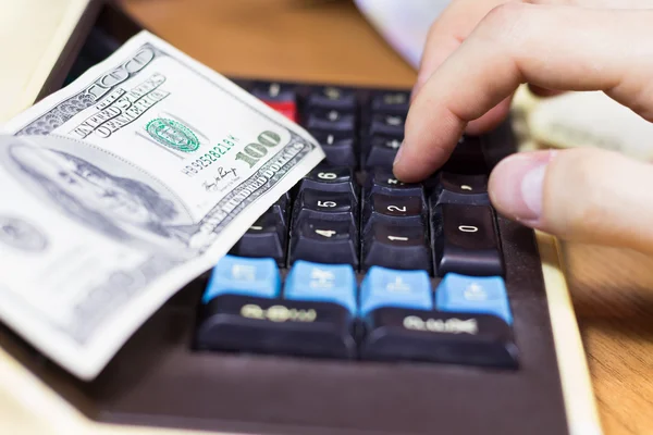 Finger auf dem Taschenrechner — Stockfoto