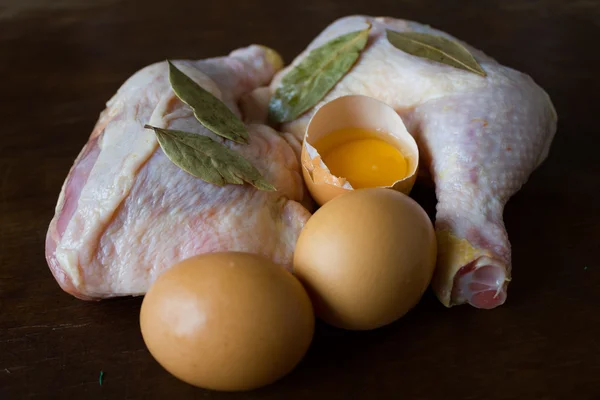 Kırık yumurta ve çiğ tavuk eti