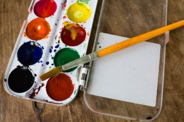 Çok renkli sulu boya boya ve fırça