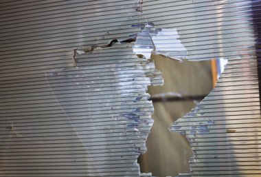 Kırık Plastik pencere