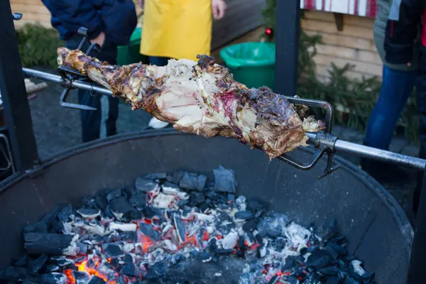 Grande pezzo di carne arrosto sul fuoco — Foto Stock