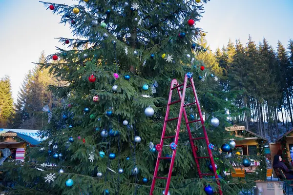 Zdobit vánoční stromeček — Stock fotografie
