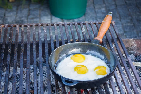 Smažená vejce, smažené na pánvi na grilu — Stock fotografie