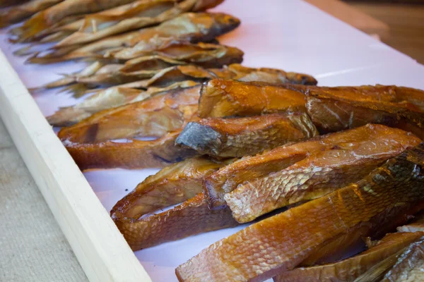 Gerookte smakelijke vis op de teller — Stockfoto