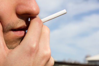 Erkekler Sigara bir sigara yüz.