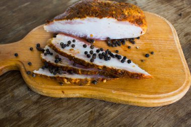 Tuzlanmış domuz eti yağ biber ile