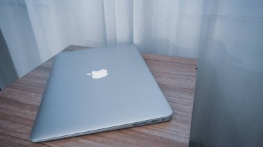 Jakarta, Endonezya - 18 Ekim 2021: Apple MacBook Air Silver 2017