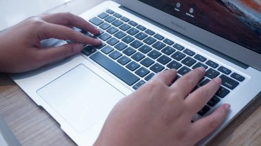 Jakarta, Endonezya - 18 Ekim 2021: Apple MacBook Air Silver 2017