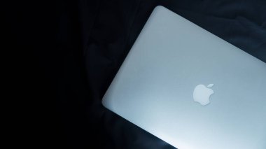 Jakarta, Endonezya - 18 Ekim 2021: Apple MacBook Air Silver 2017