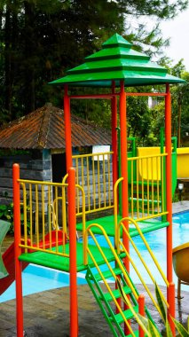 Seçici odak içinde havuzda renkli kayma