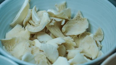 Seçici odak noktasında lezzetli taze mantarlar.