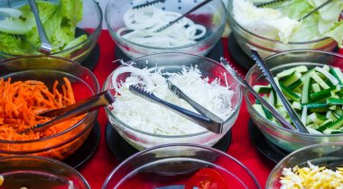 Taze sebze salatası ve çiğ kâse.