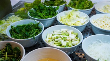 Doğranmış lahana ve çeşitli sebzeler.