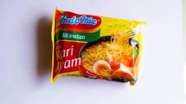 JAKARTA, Endonezya - 19 Nisan 2021: Endonezya 'nın favori kızarmış eriştesi, yemeye hazır. Beyaz arkaplanda izole.